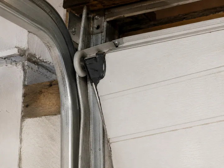 Se ha salido de la guía: rodamiento y guía lateral de una puerta de garaje seccional