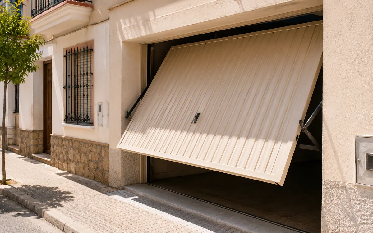 Puerta de garaje basculante de una hoja a medio abrir